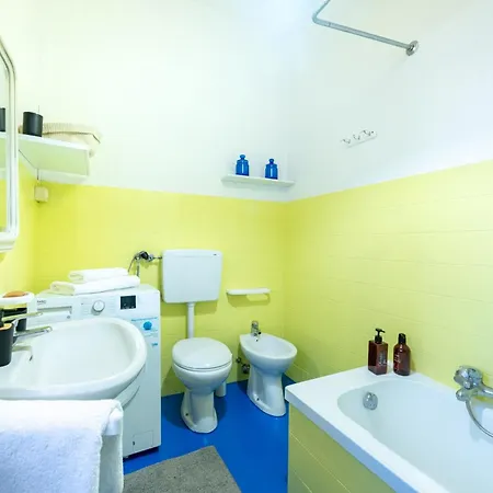 Daire Guesthost - Santa Croce Cozy Flat With Balcony