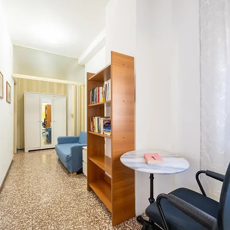 Guesthost - Santa Croce Cozy Flat With Balcony Parma