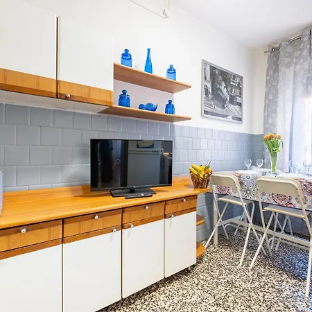 Guesthost - Santa Croce Cozy Flat With Balcony 帕爾馬