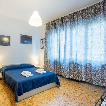 Guesthost - Santa Croce Cozy Flat With Balcony 帕爾馬