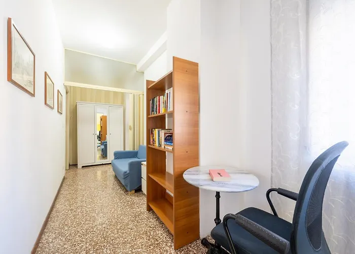 Guesthost - Santa Croce Cozy Flat With Balcony Parma