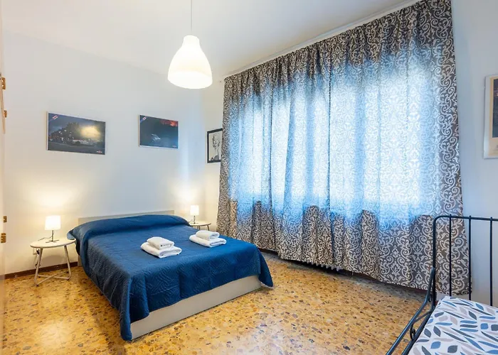 Guesthost - Santa Croce Cozy Flat With Balcony Parma
